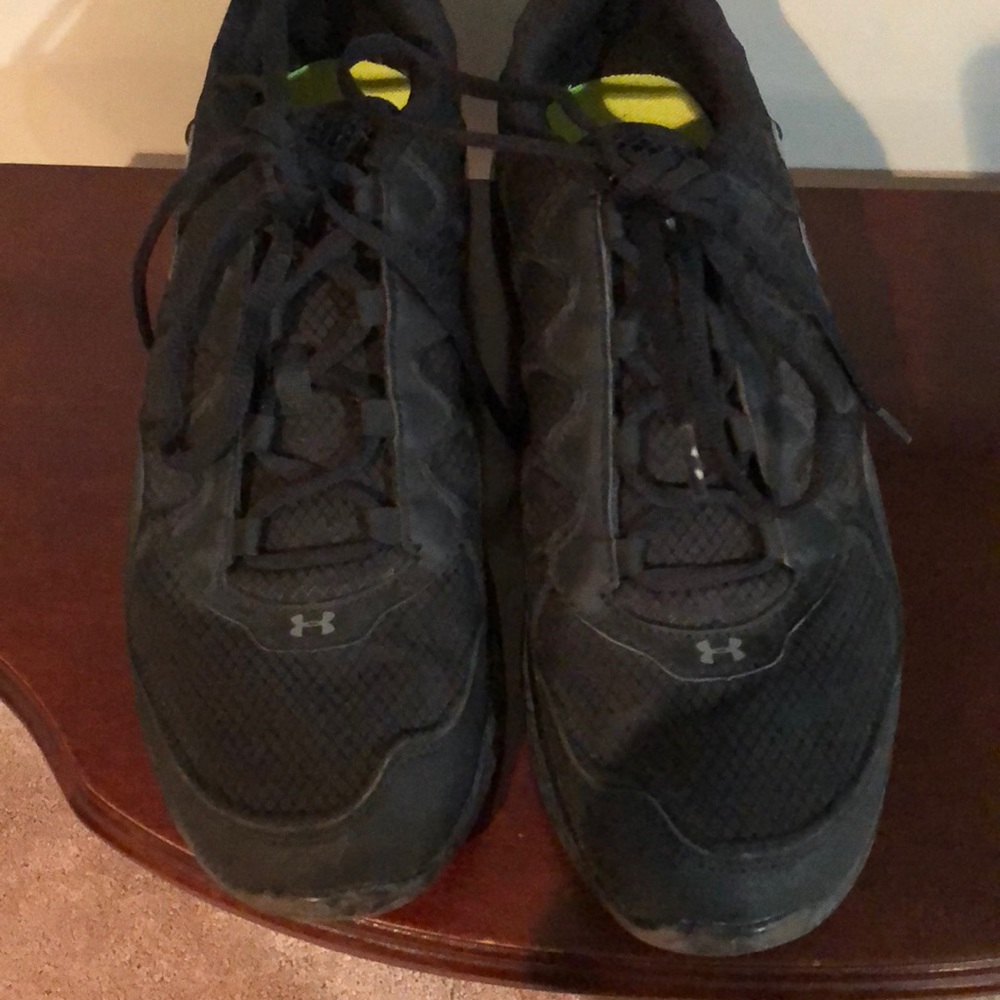 Under Armour-men’s size 11 Black Storm spine shoes